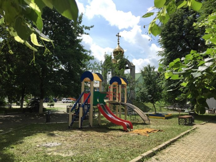На одній із вулиць Мукачева встановлюють новий дитячий майданчик – 03