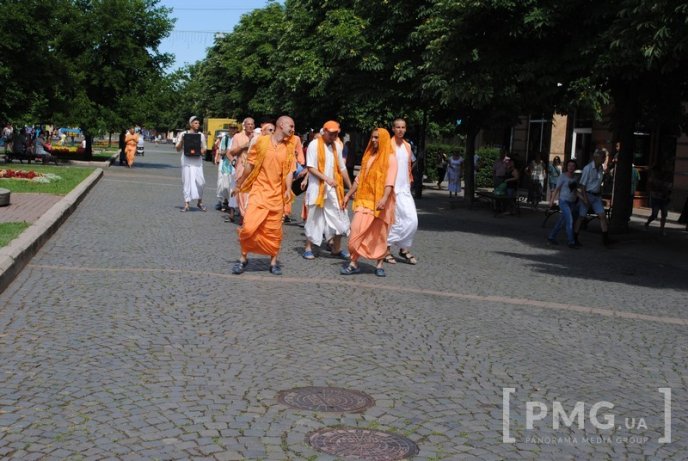 Кришнаїти пройшлись Мукачевом, прославляючи свого духовного наставника – 14