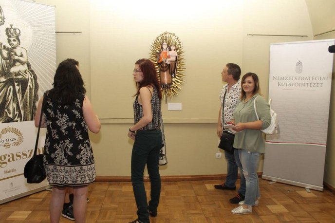 У Мукачеві презентували виставку картин «Богородиця» – 08