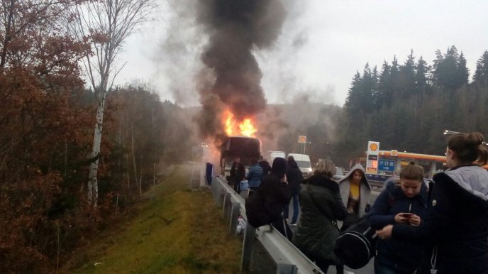 Автобус, який їхав із Закарпаття у Чехію, згорів повністю – 02