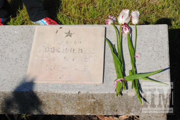 Мукачівські ветерани та школярі поклали квіти до могил воїнів Другої світової війни (ФОТО) – 07