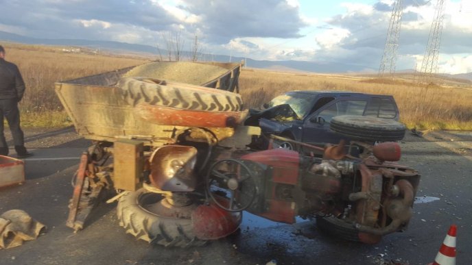 На трасі "Київ-Чоп" біля Ракошина "Фольксваген" протаранив трактор – 04