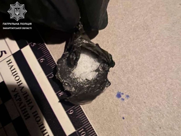 В обох випадках чоловіки намагалися щось сховати: що виявили в них патрульні ТОР – 01 В обох випадках чоловіки намагалися щось сховати: що виявили в них патрульні ТОР – 01