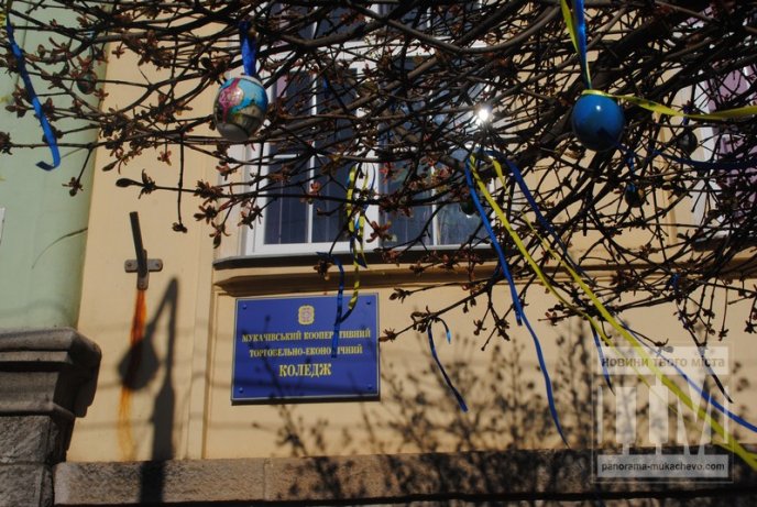 У Мукачеві студенти прикрашають дерева писанками та патріотичними стрічками (ФОТО) – 11