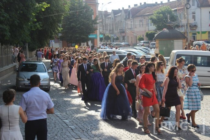 Випускники загальноосвітніх шкіл Мукачева пройшли ходою по місту  – 09