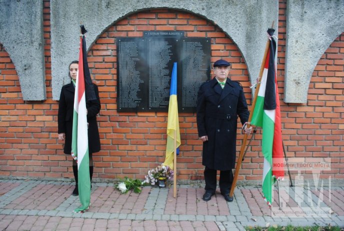 Угорська громада Мукачева поклала вінки до пам’ятної дошки жертвам сталінських репресій (ФОТОРЕПОРТАЖ) – 01
