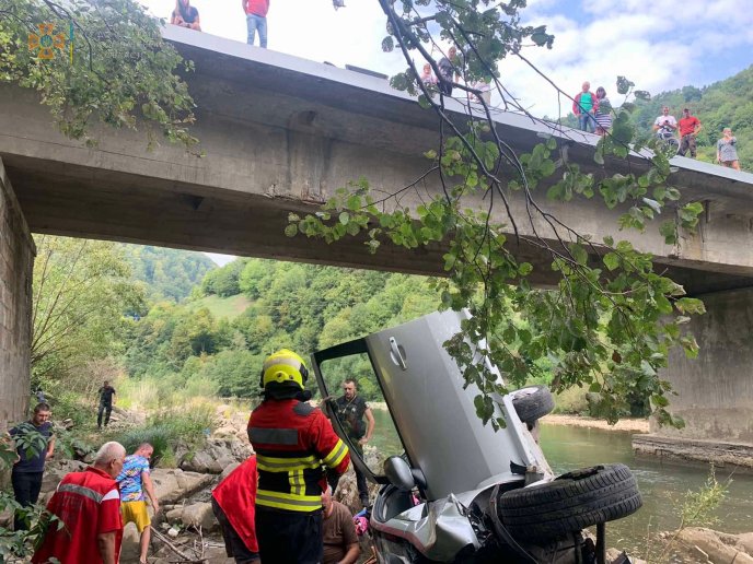 Авто впало з моста в річку, постраждала сім’я: жахлива ДТП на Закарпатті – 02