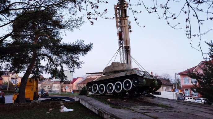 У Мукачеві зняли із постаменту радянський танк – 04 У Мукачеві зняли із постаменту радянський танк – 04
