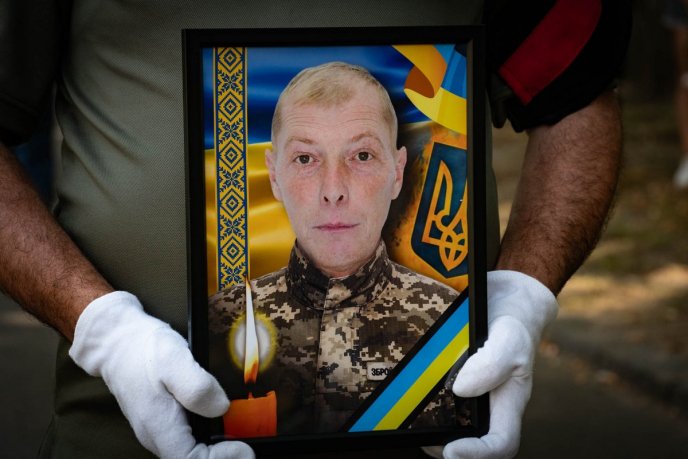 Залишились дружина та дві доньки: в області поховали захисника, життя якого обірвалось – 01