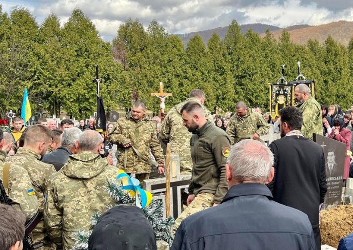На Закарпатті поховали 25-річного хлопця, який загинув на війні – 05