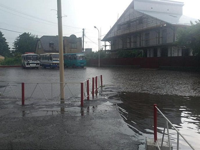 Злива перетворила територію автовокзалу в Ужгороді на велике озеро – 02