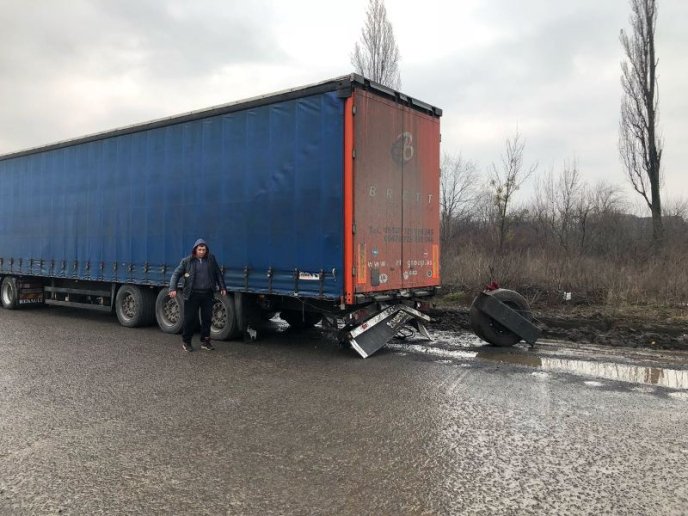 Жах мукачівської дороги: у вантажівки через вибоїну відірвало колесо – 02 Жах мукачівської дороги: у вантажівки через вибоїну відірвало колесо – 02