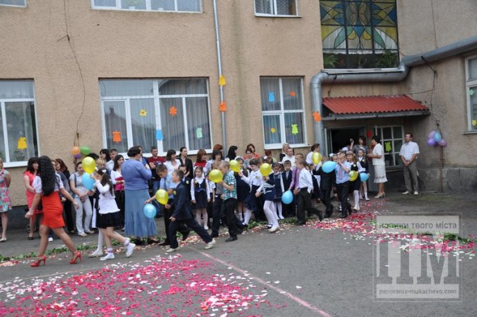 Свято "Останнього дзвоника" зібрало у Мукачівській ЗОШ №7 багато гостей (ФОТОРЕПОРТАЖ) – 01