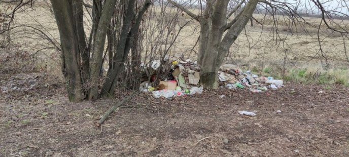 У Мукачеві будівельники залишили сміття на зеленій зоні – 01