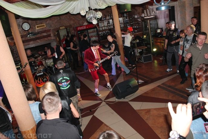 Гучна вечірка, стриптиз та салюти: як байкери в Мукачеві гуляли – 09