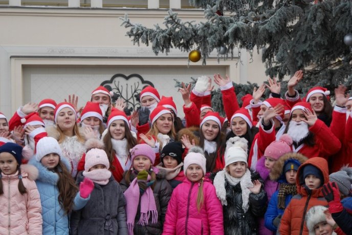 Пісні, танці й привітання: як в Ужгороді пройшов парад Миколайчиків – 09 Пісні, танці й привітання: як в Ужгороді пройшов парад Миколайчиків – 09