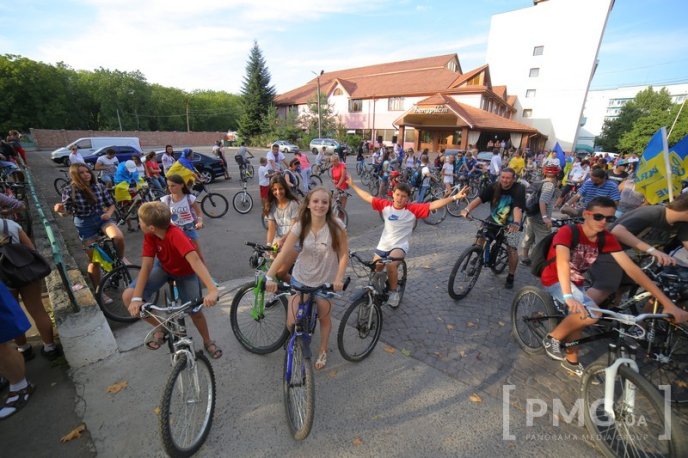Велозаїзд у День Незалежності України та "кольоровий" флешмоб у Мукачеві: як це було – 07