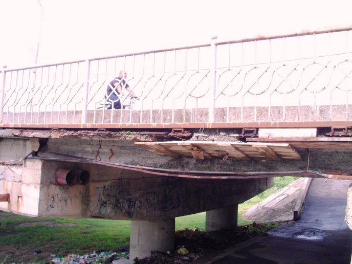 В Мукачеві міст, по якому щоденно ходять люди, перебуває в жалюгідному стані (ФОТО) – 07