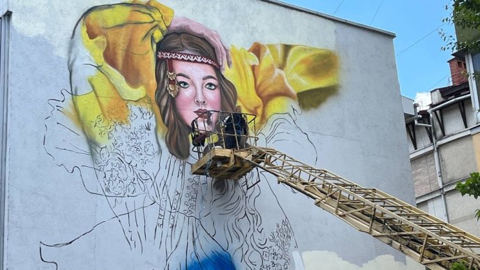 Дівчина, яка символізує Україну: в Ужгороді художники малюють мурал – 03