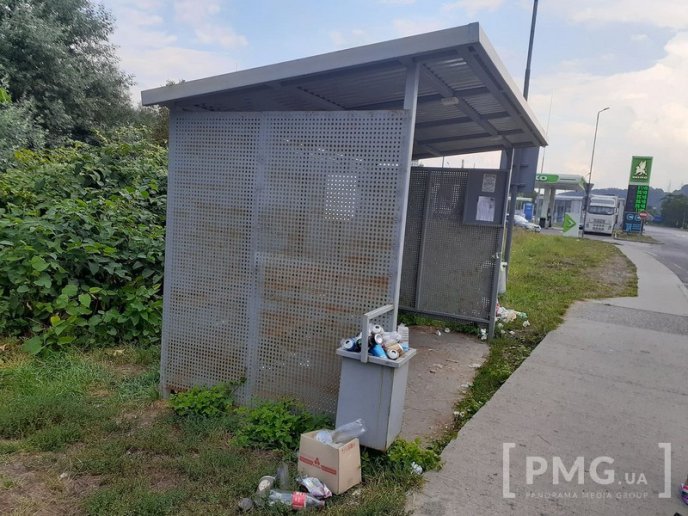 Побачене на одній із автобусних зупинок Мукачева неприємно вразило людей – 05