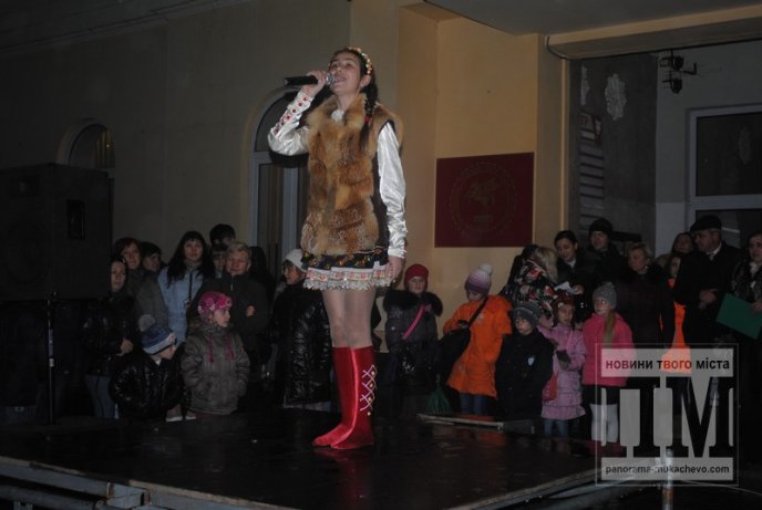 У Мукачеві святковими вогнями запалили головну новорічну красуню міста (ФОТОРЕПОРТАЖ) – 02 У Мукачеві святковими вогнями запалили головну новорічну красуню міста (ФОТОРЕПОРТАЖ) – 02