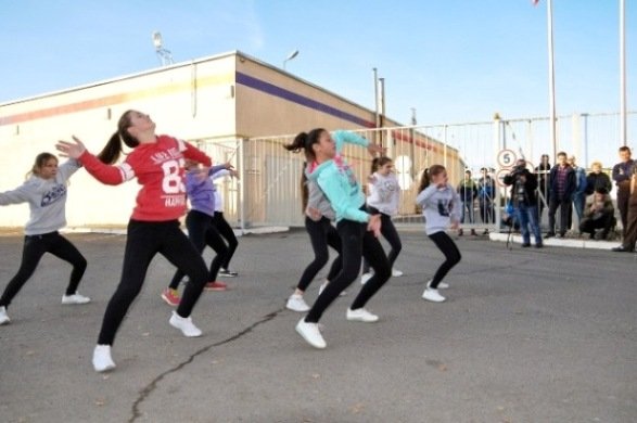 У Виноградові стронгмени встановили рекорд Закарпаття: протягнули заповнений людьми автобус – 02