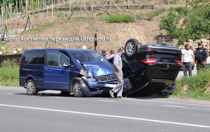 В Ужгороді зіткнулися два авто. Одне з них перекинулось на дах – 03