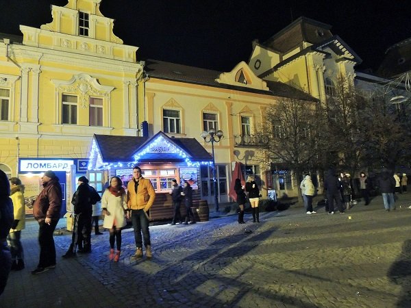 Ковзанка, тематична музика, шампанське та глінтвейн: як берегівчани зустрічали Новий рік – 02