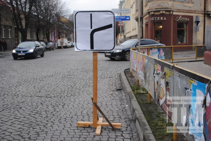 Мукачівcьким водіям перегороджують шлях до вулиці Пушкіна (ФОТО) – 02