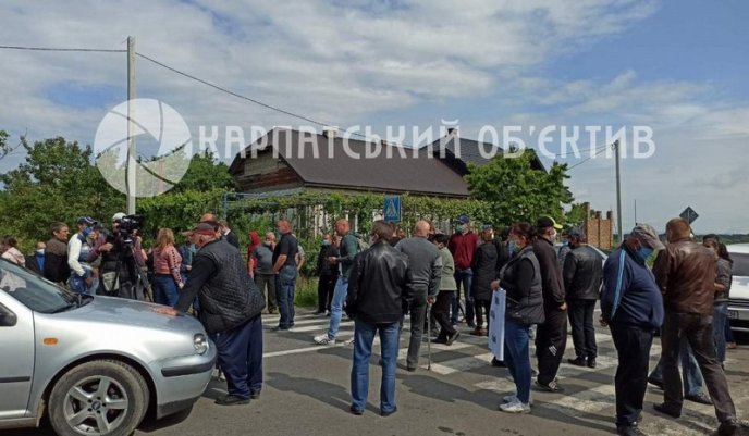 На Мукачівщині обурені люди перекрили дорогу – 03
