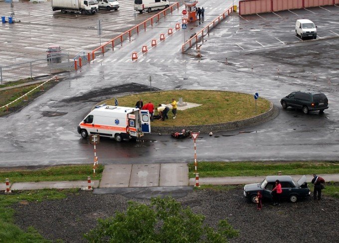 У Мукачеві біля ринку "ГІД" мотоцикліст потрапив у аварію (ФОТОФАКТ) – 01