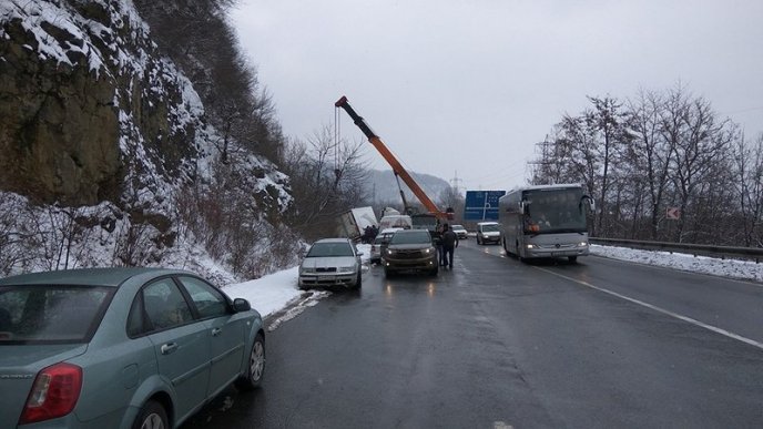 На Мукачівщині нарешті витягли з кювету вантажівку, яка потрапила в ДТП – 02