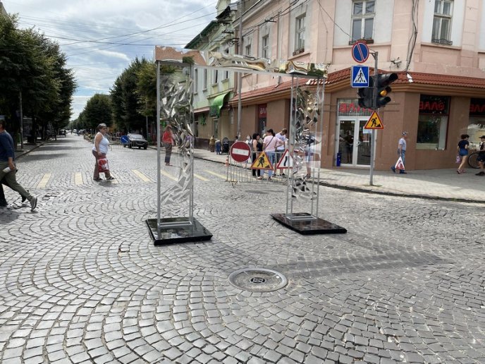 В центрі Мукачева триває підготовка до параду випускників – 02