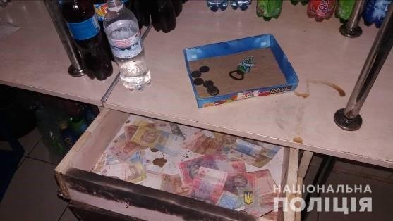 Розбійний напад у Мукачеві: чоловік увірвався в магазин і напав на продавчиню – 02