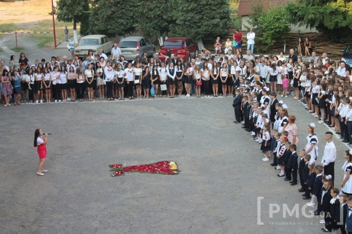 НВК "Гармонія" урочисто відзначила свято Першого вересня лінійкою у вишиванках – 40