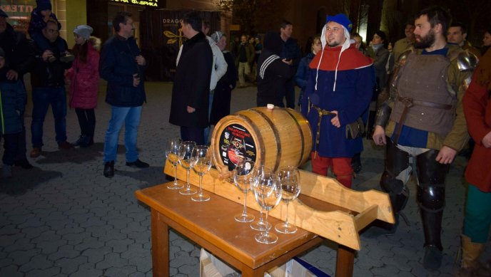 Молоде вино, лицарські бої та вогняне шоу: в Ужгороді стартував фестиваль "Закарпатське божоле" – 03
