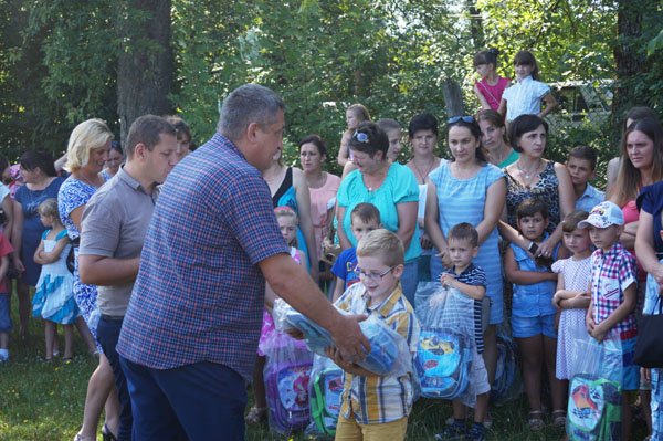 В рамках благодійної акції до Дня знань нові ранці отримали близько 3800 першокласників Тячівщини та Рахівщини – 10 В рамках благодійної акції до Дня знань нові ранці отримали близько 3800 першокласників Тячівщини та Рахівщини – 10