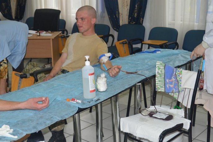 Прикордонники здавали кров, щоб врятувати чуже життя – 05