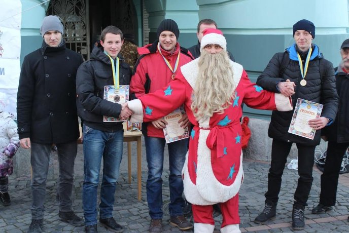 Мукачівці влаштували вулицями міста новорічний забіг – 14