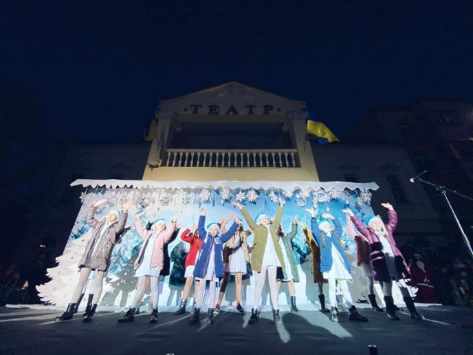 В центрі Мукачева дітлахи отримали солодкі подарунки – 11