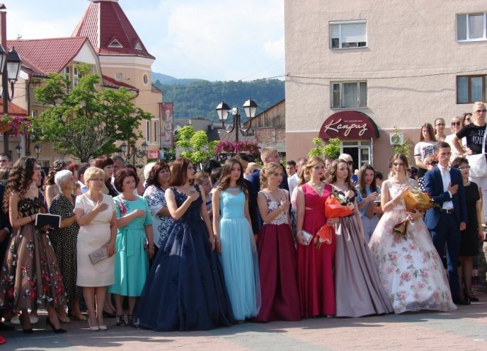 У Хусті відбувся загальноміський випускний бал – 03