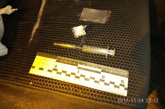 Чоловіки зі Львівщини намагалися ввезти на Закарпаття наркотики, набої та відмички – 04