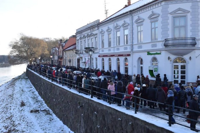 Тисячі вірян прийшли помолитись у храми Ужгорода та освяти воду – 14