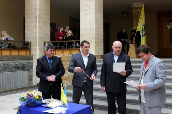 В Ужгороді представили оригінальні марку та конверт, виготовлені до 70-річчя створення Закарпатської області – 06