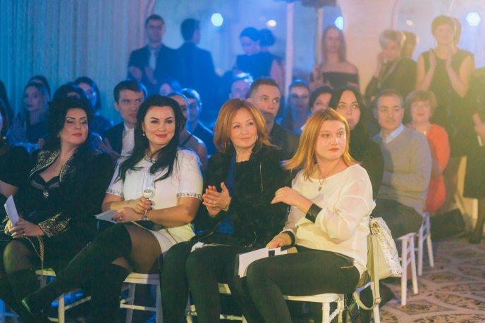 Мода заради життя: на Закарпатті відбувся ІІІ-й благодійний показ мод дизайнерки Роксолани Новак – 76