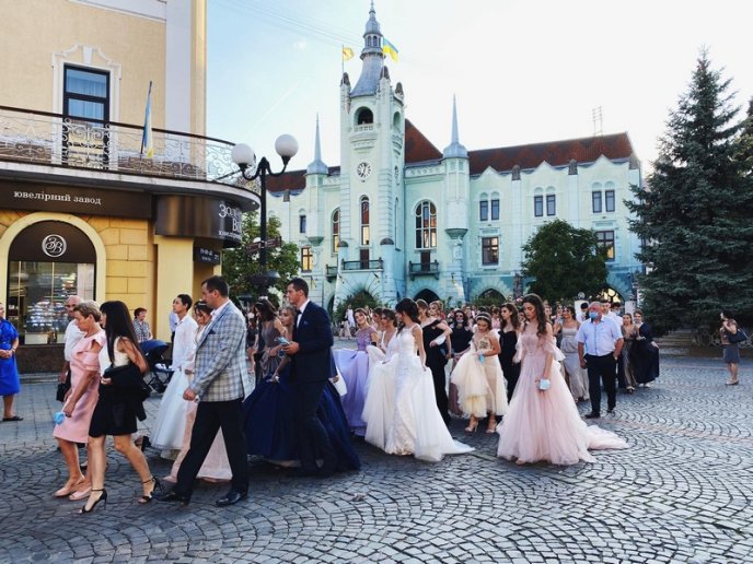 Парад випускників 2020: фото зі святкового дійства – 01