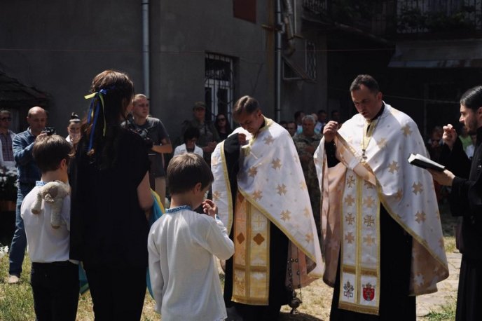 На похорон прийшли сотні людей: Мукачево попрощалося із Романом Жуком – 03