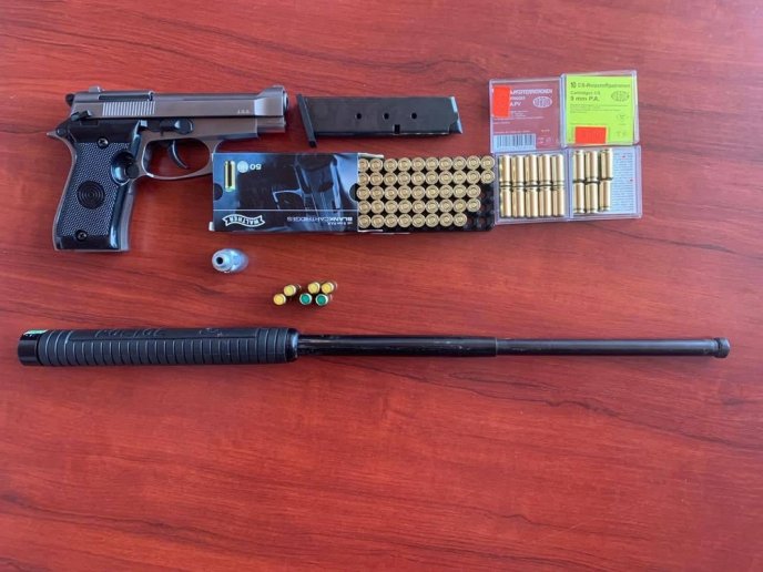 Прикордонники знайшли у мікроавтобусі зброю – 03