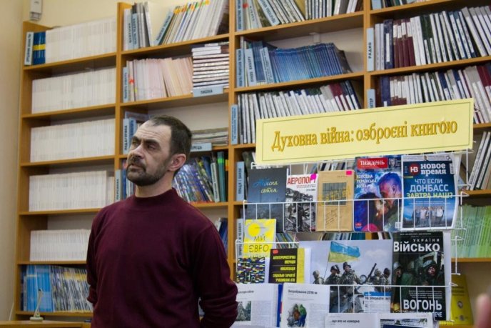 В Ужгороді відкрили фотовиставку учасника АТО "Духовна війна: озброєні книгою" – 01