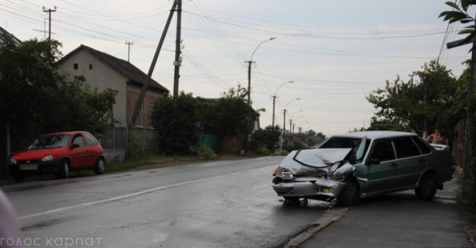 Мікроавтобус зіткнувся з легковиком: є постраждалі – 03